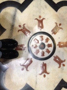 Mis botas en la Basílica de Santa María del Fiori. Plaza Dommo en Milán. 