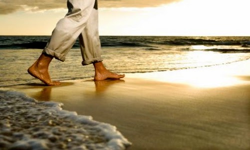 caminar en la arena y el agua